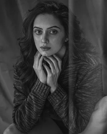 Shruti Marathe black and white photo marathi actress 4