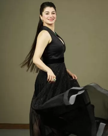 Kainaat Arora Bollywood Actress 44