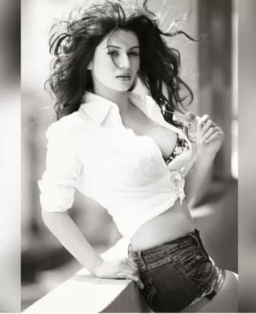 Kainaat Arora Bollywood Actress 79